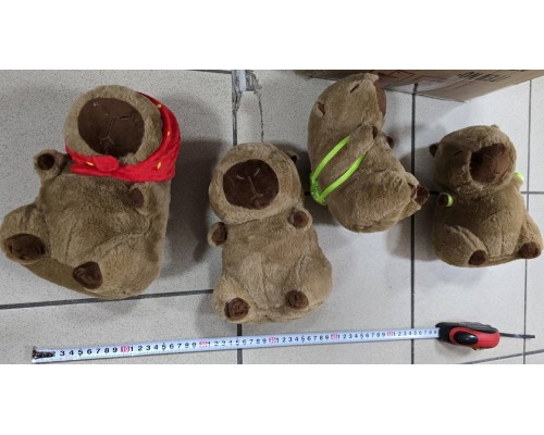 М'яка іграшка "Капібара", з рюкзачком, в хустці 20см